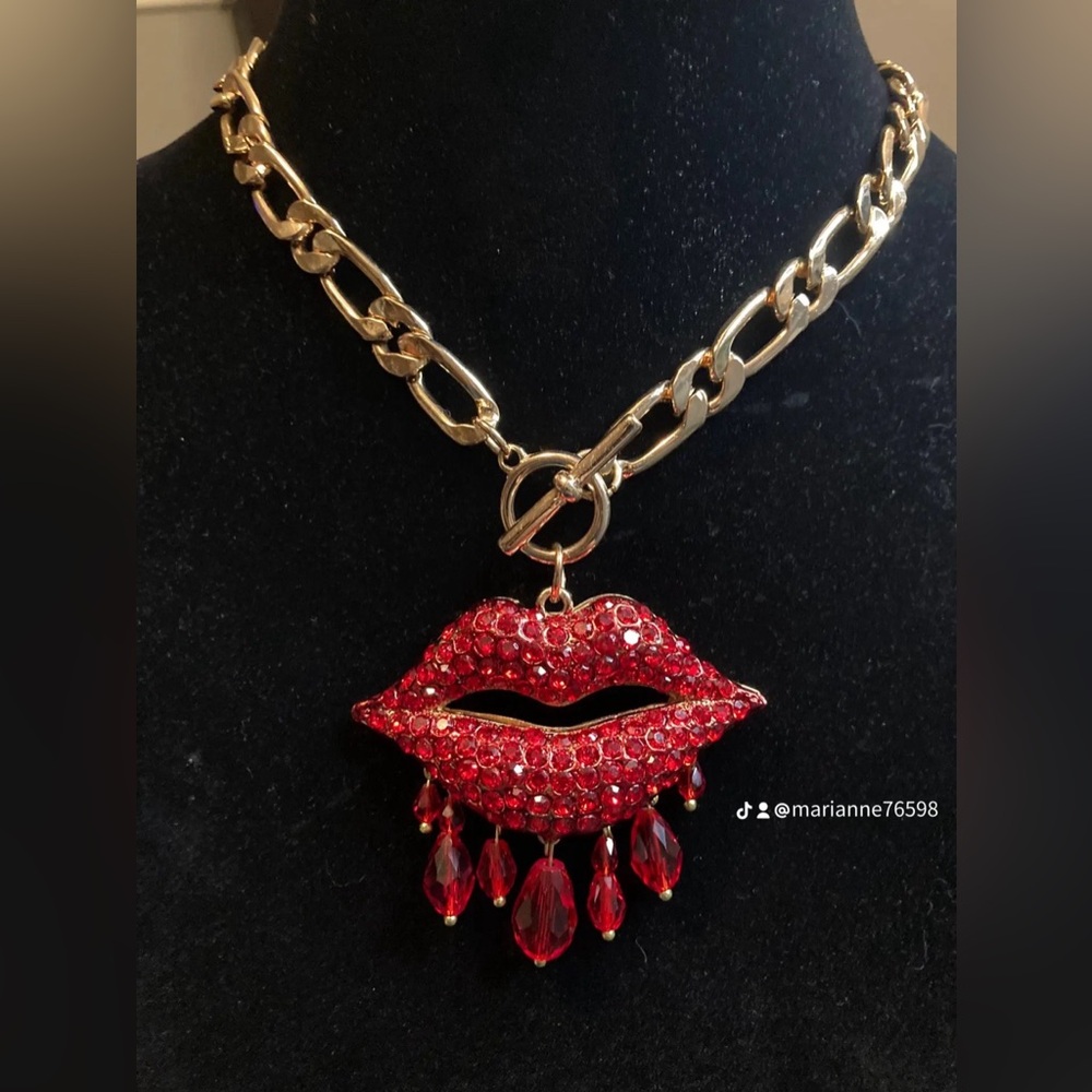 Women chain necklace